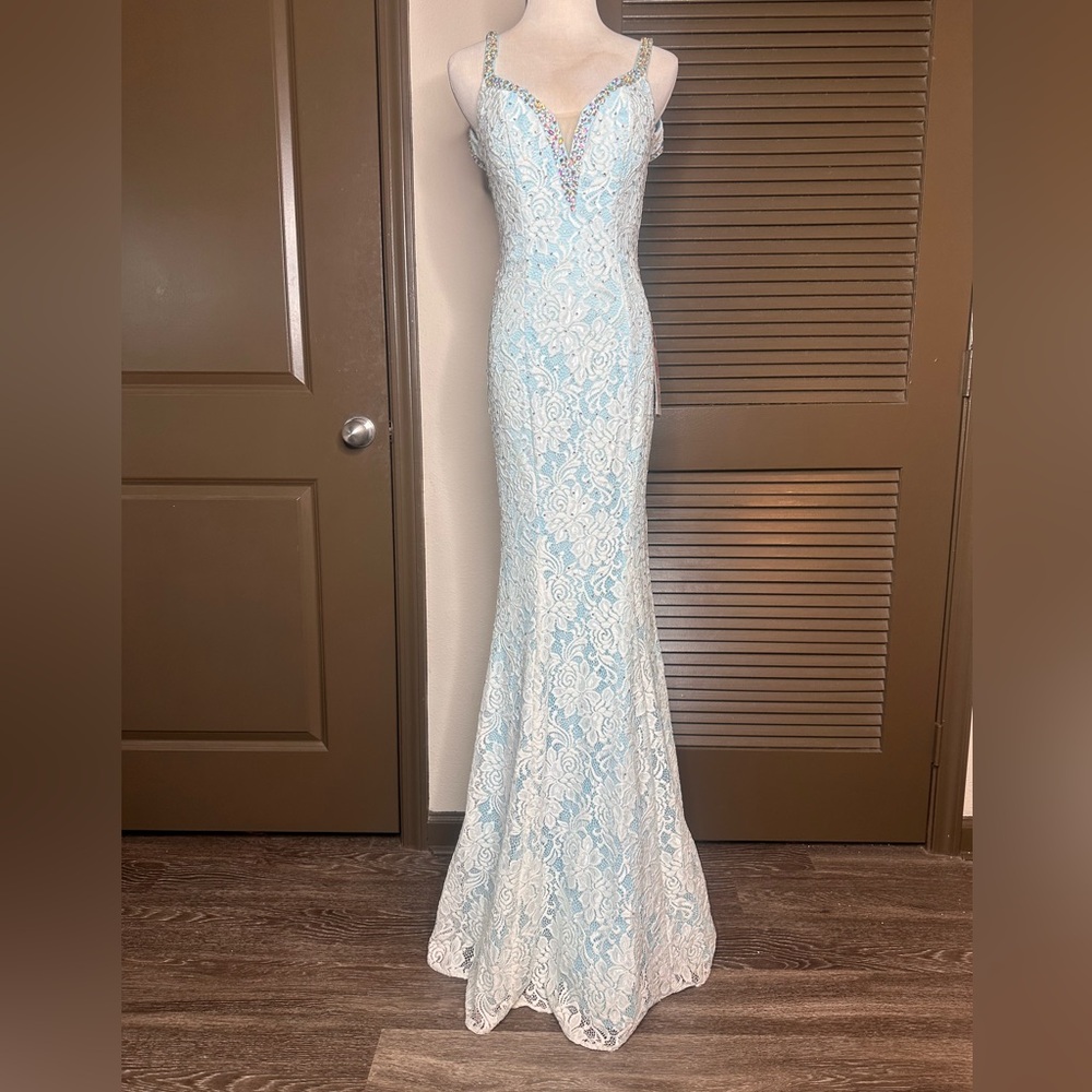 NWT 🩵 LA FEMME | White & Blue Elegant Lace Gown